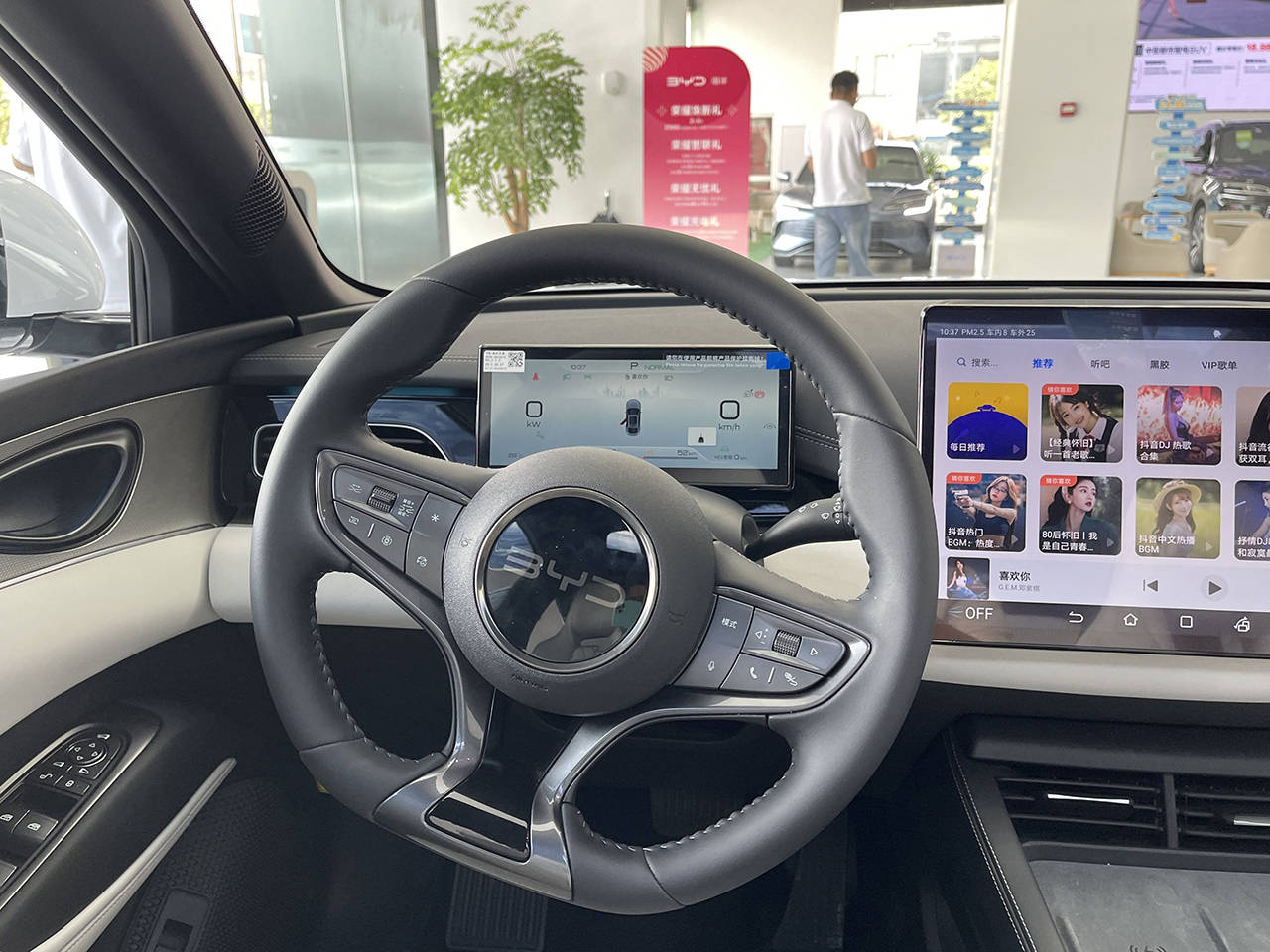 9.98万起,油耗2开头,比亚迪海豹06实拍