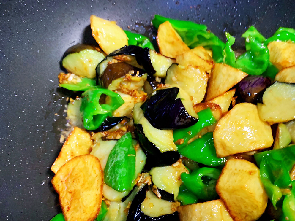 这才是"地三鲜",不加一片肉却又香又下饭!好吃不打折_茄子_食材_辣椒