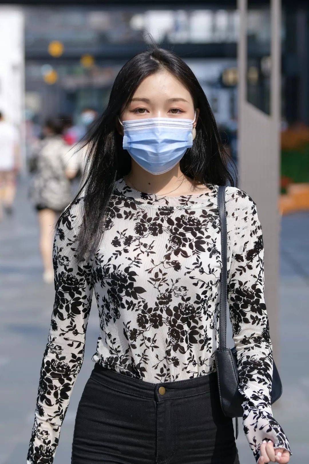 潮裤一直以来都很抢手,穿搭简单便捷,而且时尚魅力也不低,关键还百搭