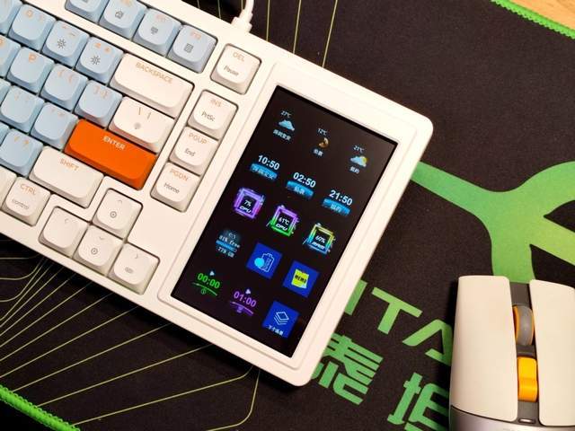 桌面新宠，搭载4.95英寸LCD彩屏的黑爵AKP815键盘，操作快人一等