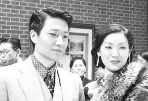 痴情的张达民对阮玲玉穷追不舍,于是,俩人走到了一起,张达民瞒着家里