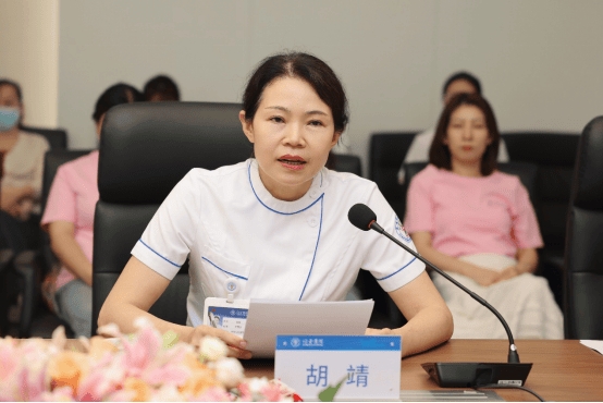 西安市红会医院副院长许鹏致辞,他对学员们在培训期间所取得的进步