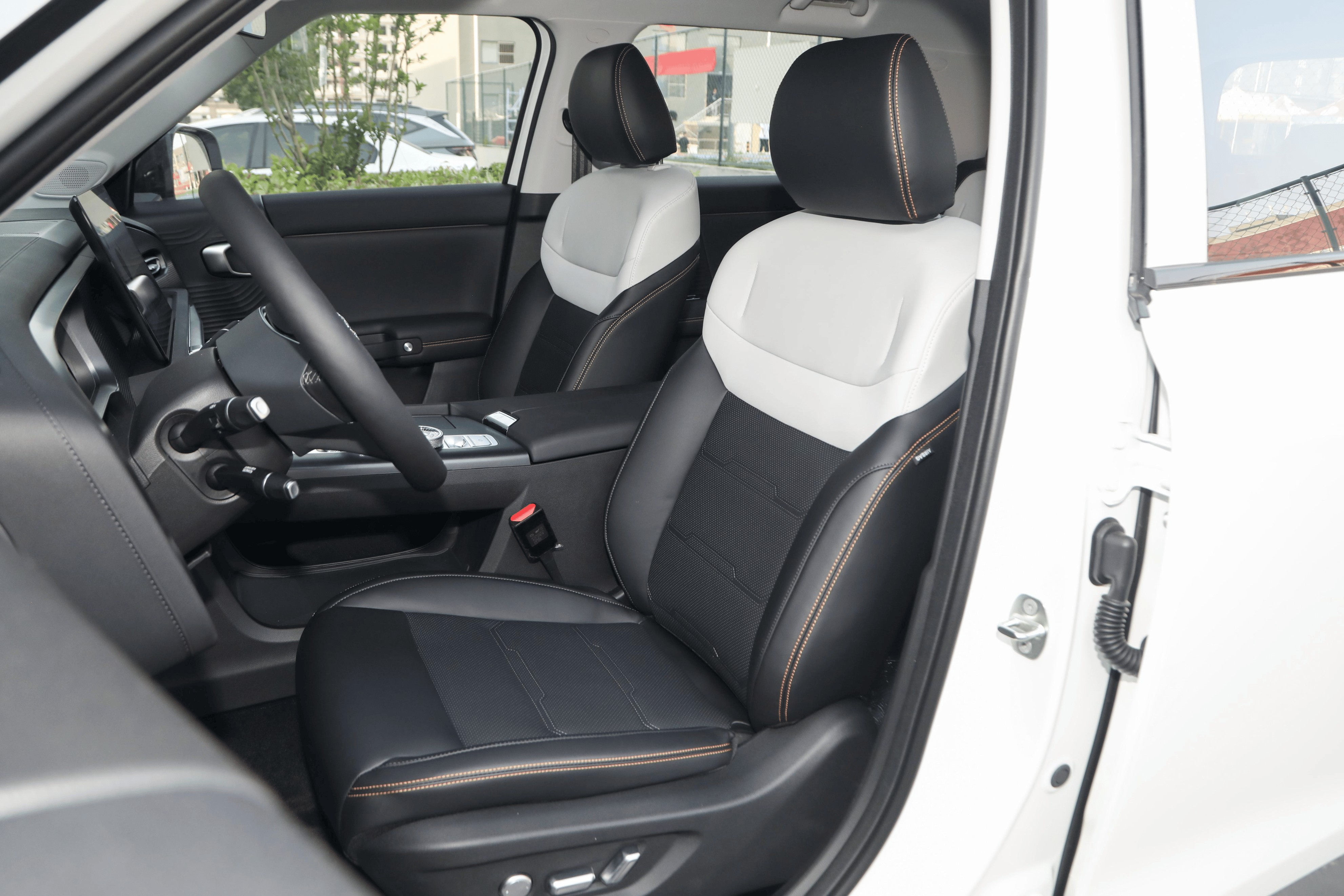 99万,后排座椅能放平,最低综合