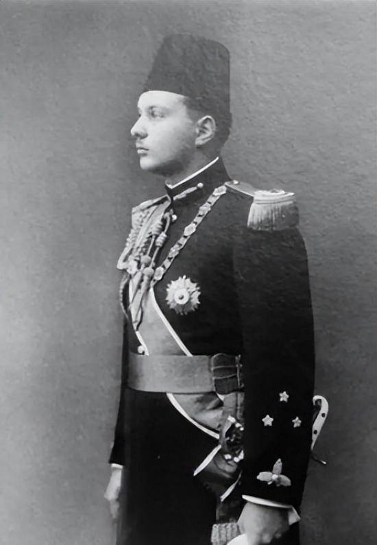 埃及国王法鲁克:盗窃成瘾让丘吉尔遭殃,贪吃无度活活把自己撑死