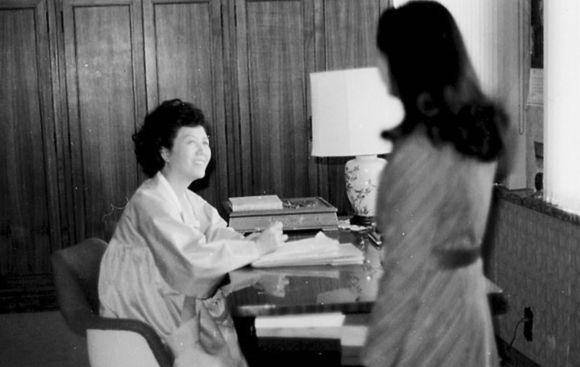 当年韩国第一夫人陆英修罕见照片:曾是深受爱戴的国母,却遭刺杀