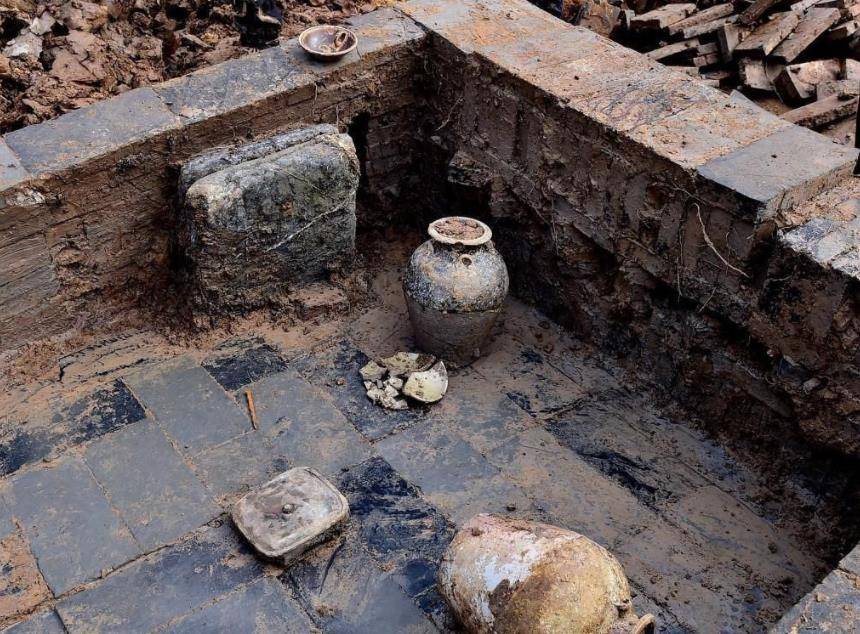 2010年四川老农发现古墓,挖出神秘宝剑:祖宅竟和棺材共存2000年