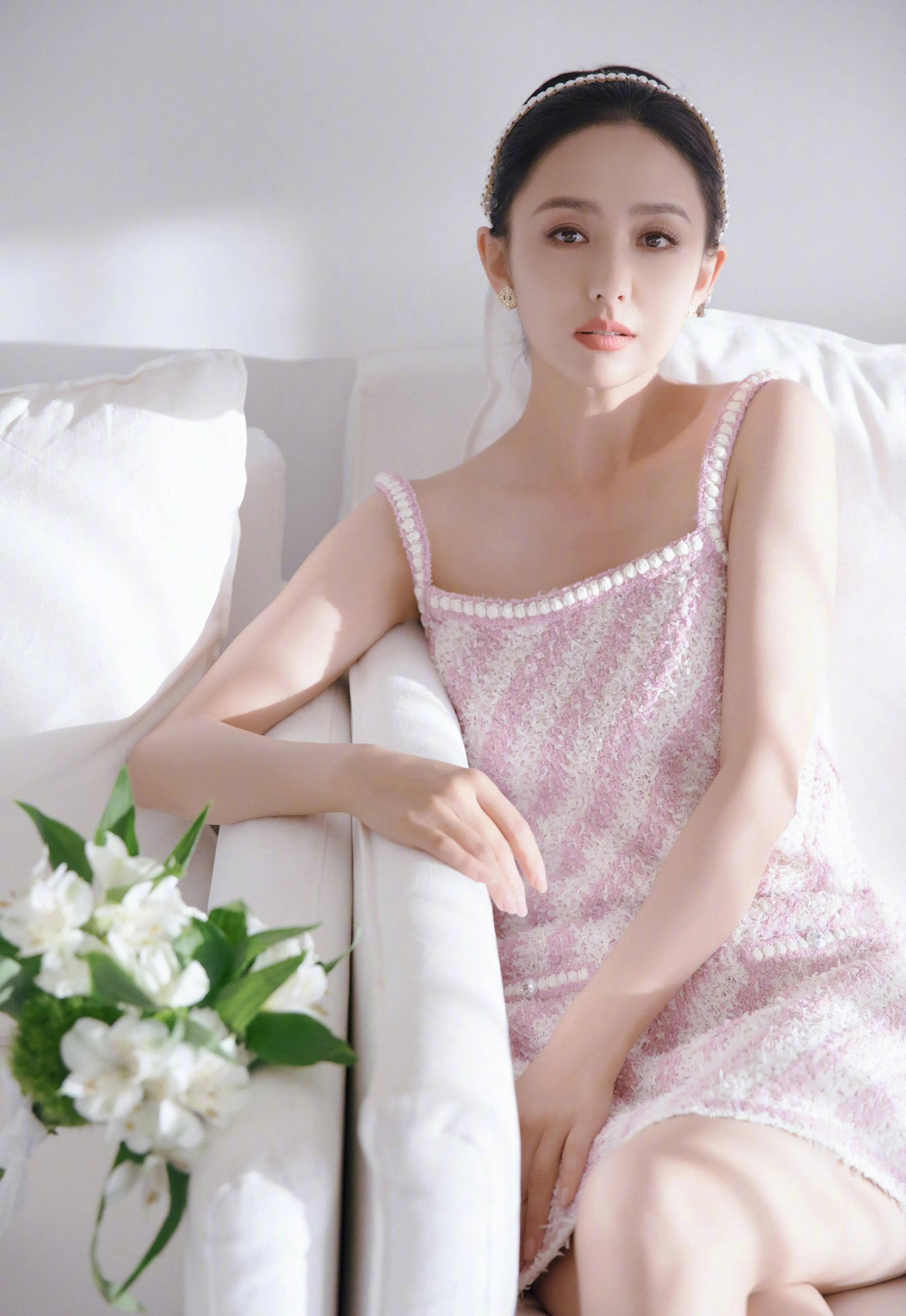 佟丽娅小香风穿搭优雅端庄 戴珍珠配饰明媚似公主-搜狐大视野-搜狐新闻