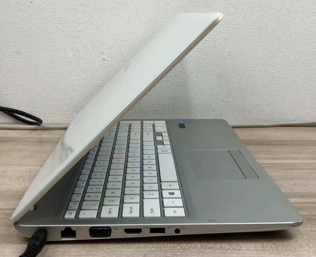 今天写的是三星500r4k,它拥有14英寸和15.5英寸屏幕版本.