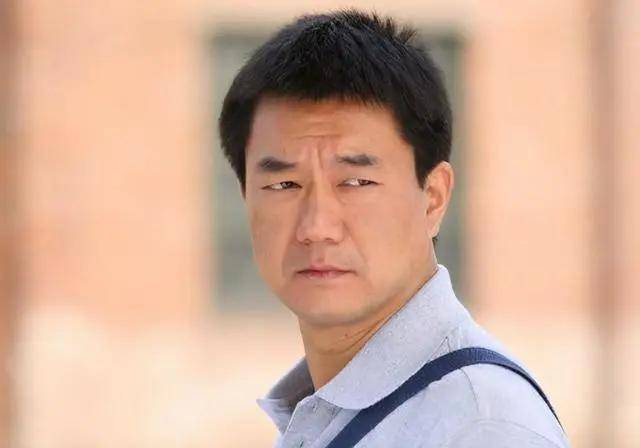 郑佳艳是一位越剧演员,才貌双全,但因忙于事业而一直未婚.