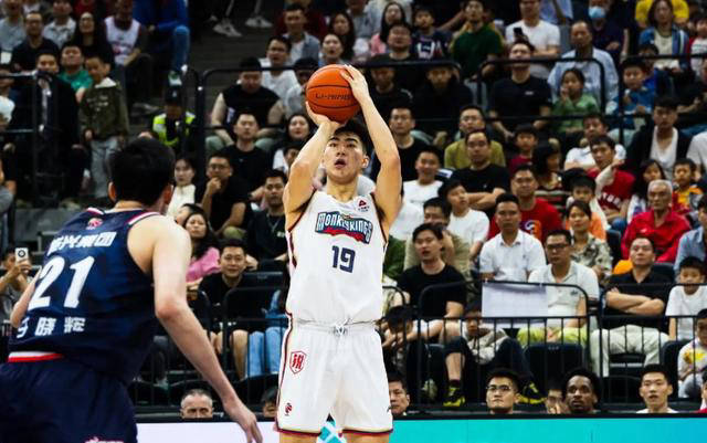 年仅24岁的李云开身高2米05,是一名大前锋,在2023