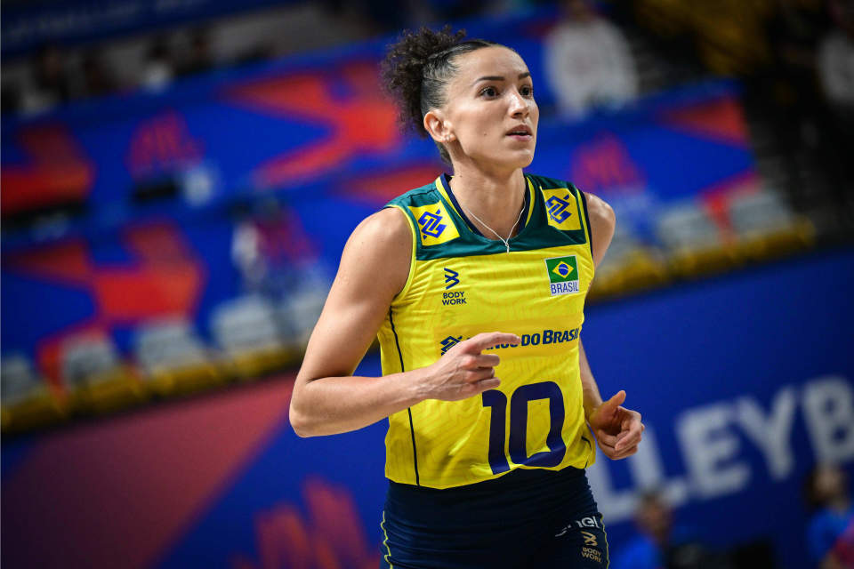 战报!榜首之争巴西女排3:1波兰取得九连胜,队长加比砍下24分