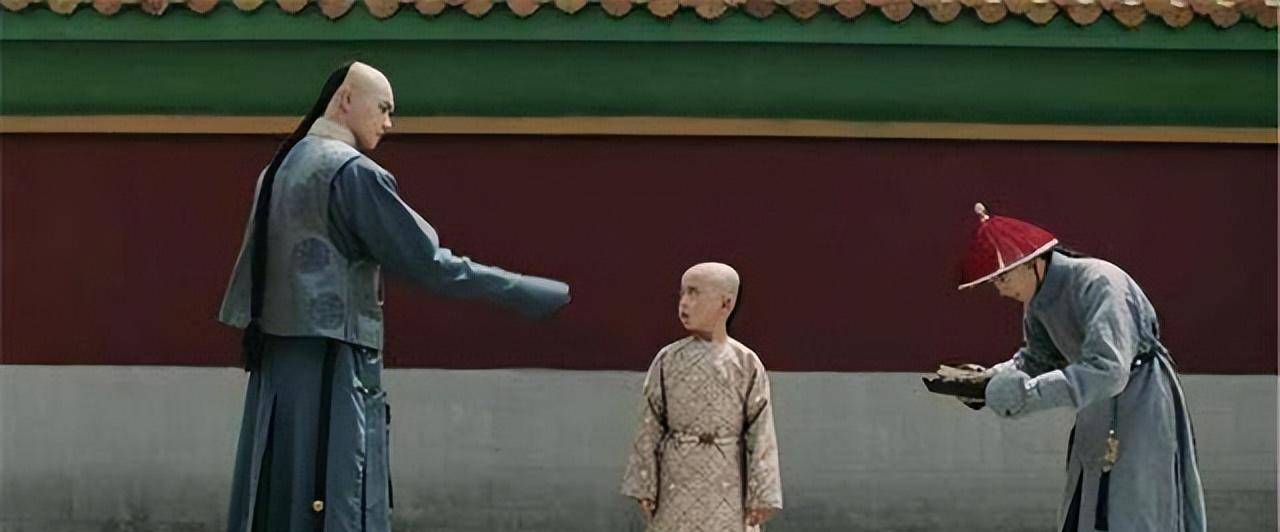 雍正一岁生日抓周,抓到毛笔胡乱画了一字,康熙看到脸色大变_阿哥_孩子