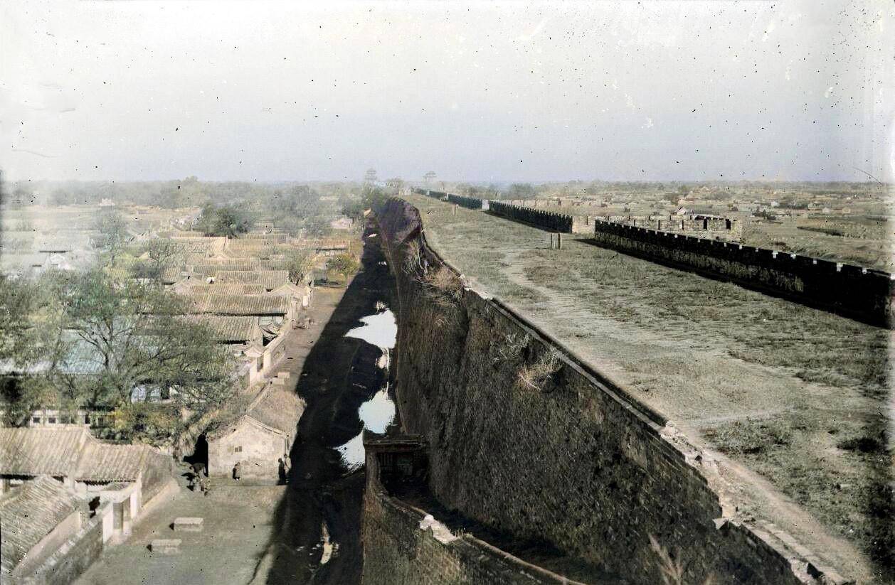 清末时期的北京,很热闹也很破败,呈现出一片末日的景象