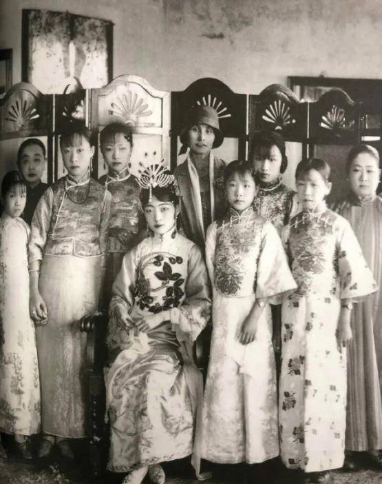 清朝的妃子都是千挑万选出来的,为何留下来的照片,个个都很丑?
