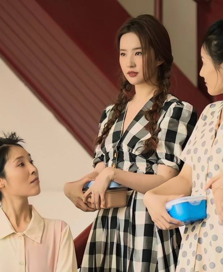 《玫瑰的故事》黄亦玫原型有多美？看她年轻时的美照，刘亦菲只能靠边站-亦舒玫瑰的故事原型