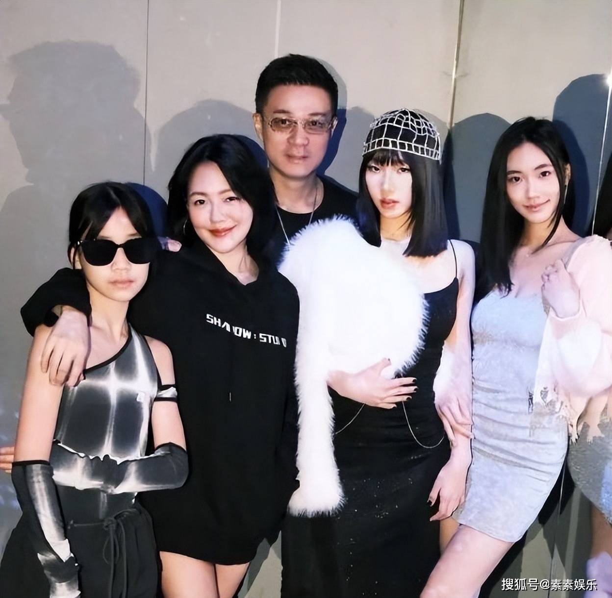 小s大女儿高中毕业,小s自夸谁这么会生啊!母女穿同款礼服出镜