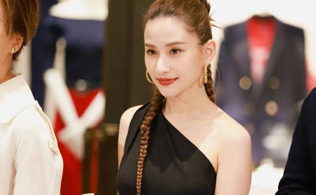有人直言不讳地指出,"演员门槛果真低",认为没有专业演艺背景的何超莲