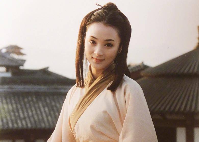 上朝见夫差时,太宰伯否笑嘻嘻地乐观其成,而相国伍子胥却以妹喜,褒姒