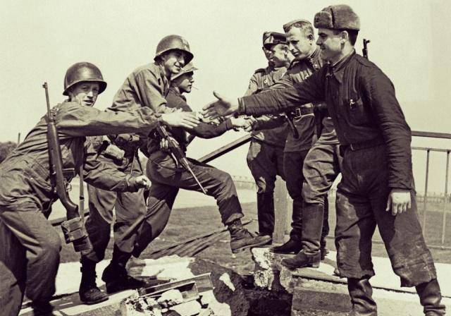 1945年春天美军有跟苏军抢攻柏林?非也,心怀鬼胎的其实是英国人