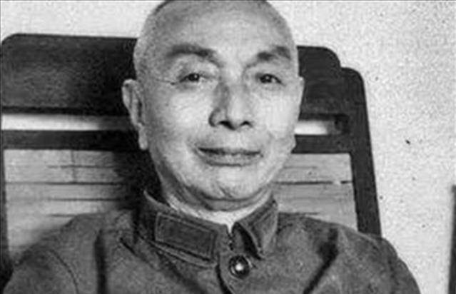 1975年,黄维被特赦后极不愿见这两人,每次见到总是怒目而视