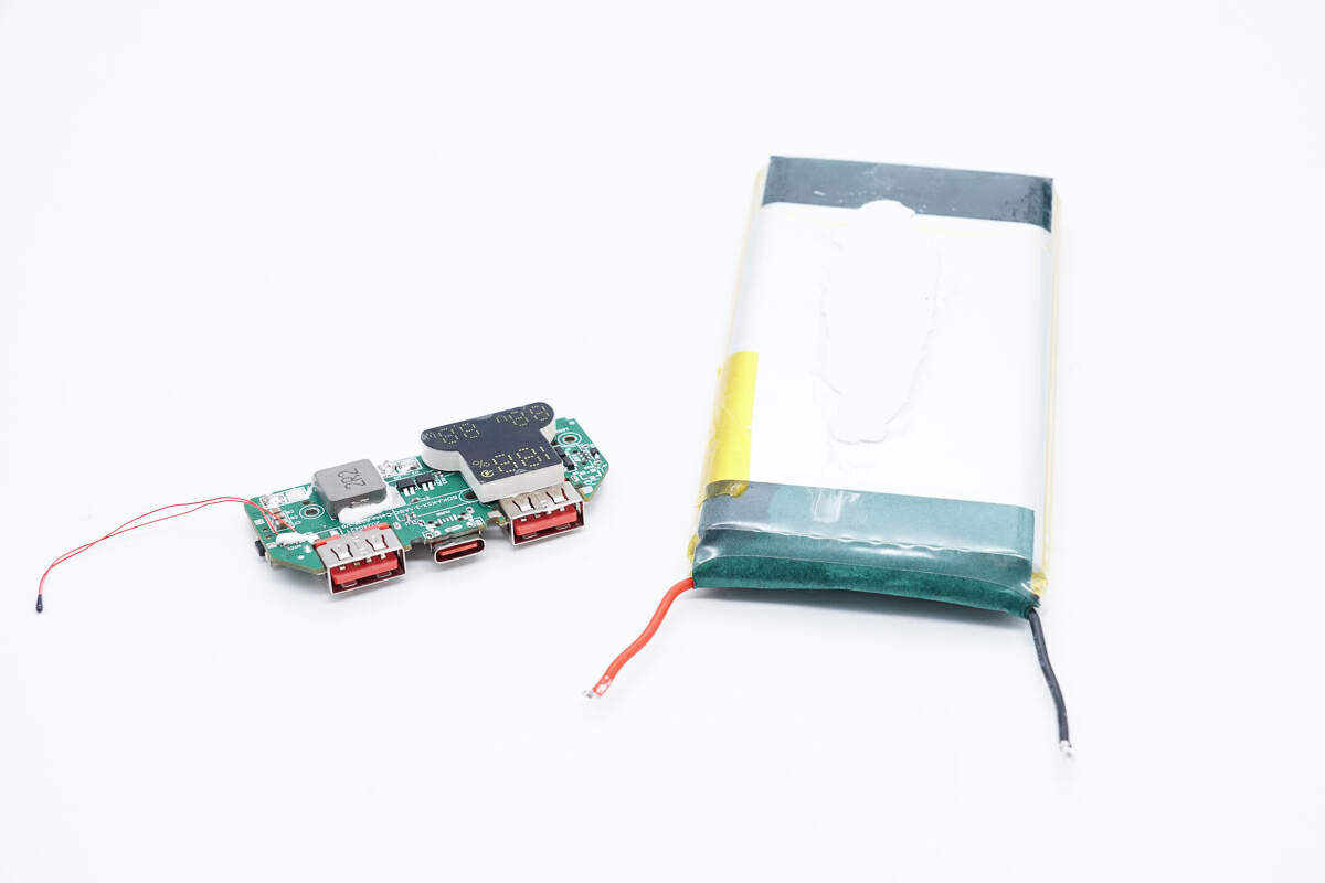 自带usb-c和苹果线,出行用电更方便,冰迪10000mah充电宝拆解