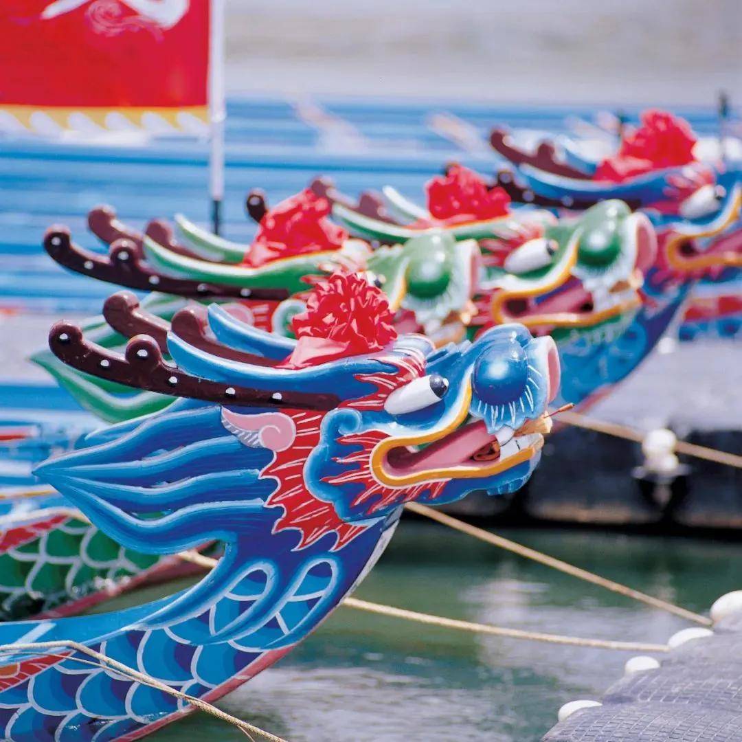 龙船一般是狭长,细窄,船头饰龙头,船尾饰龙尾.