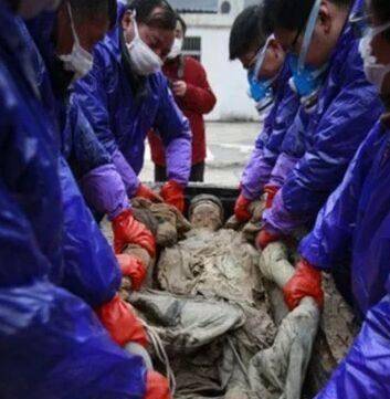 当时棺椁在博物馆内解剖墓主人尸体时,发现其外层的丝绸足足裹了20层