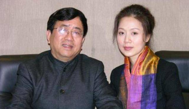 打工为余秋雨治病,为省1元走夜路摔下水道,13年后败给年轻女星_李红