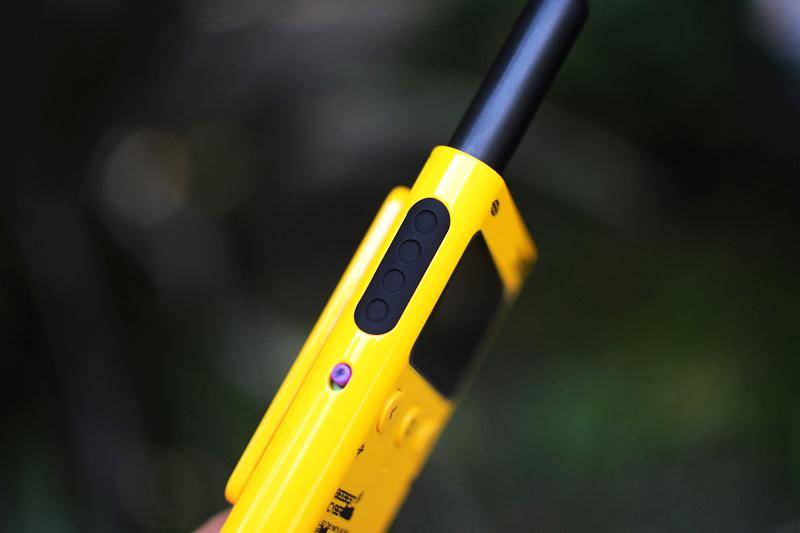 轻薄高颜值 无网通话 极蜂轻薄户外对讲机