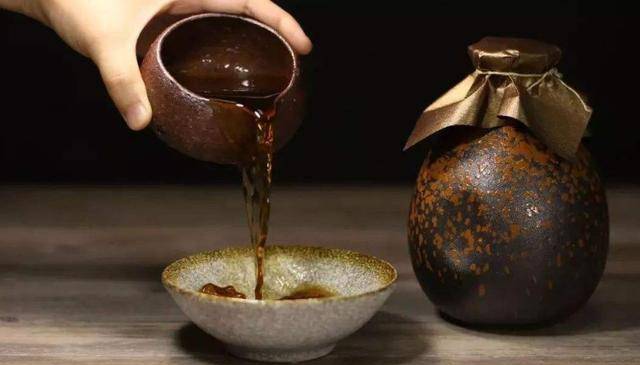 古代的酒到底多少度,为何古人动不动喝好几坛都不会醉呢?