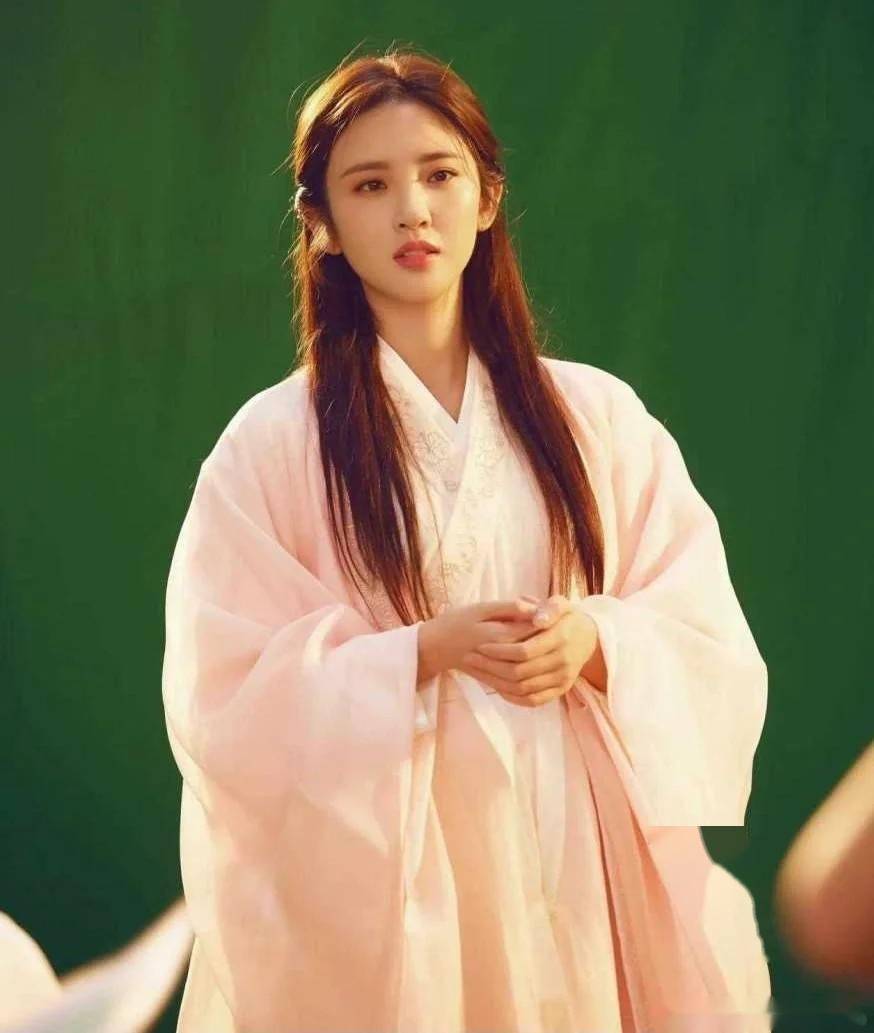 32岁唐艺昕凹凸丰满身材曝光,美貌与才华兼具的女神惹人羡慕!