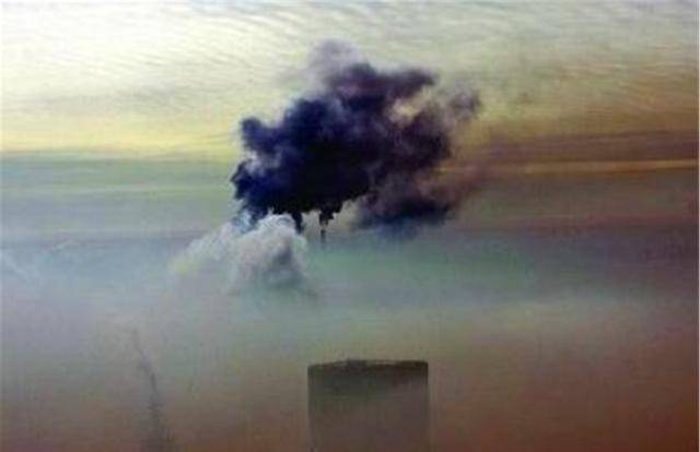 火山附近通常会出现不少温泉,尼奥斯湖就是其中之一,它离温泉很近