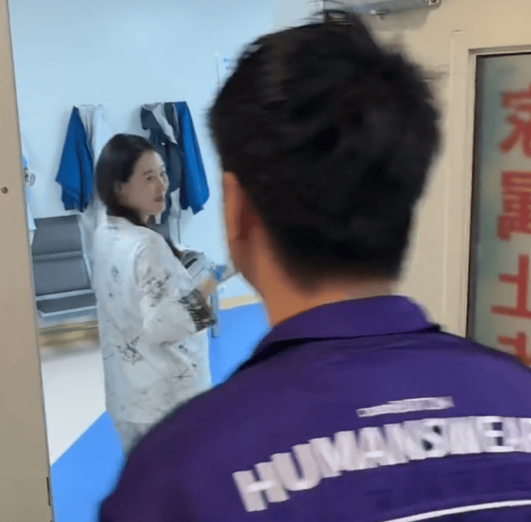 大家都认为高火火不地道,因为他进了病房就丢下老婆不管.