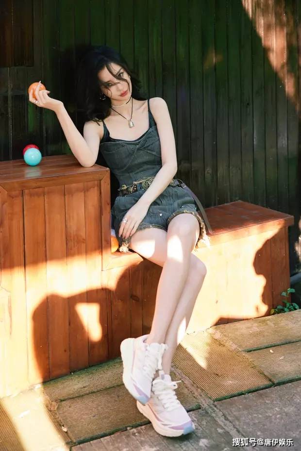 angelababy亮相活动,牛仔裙搭配小风车,童趣与活力并存