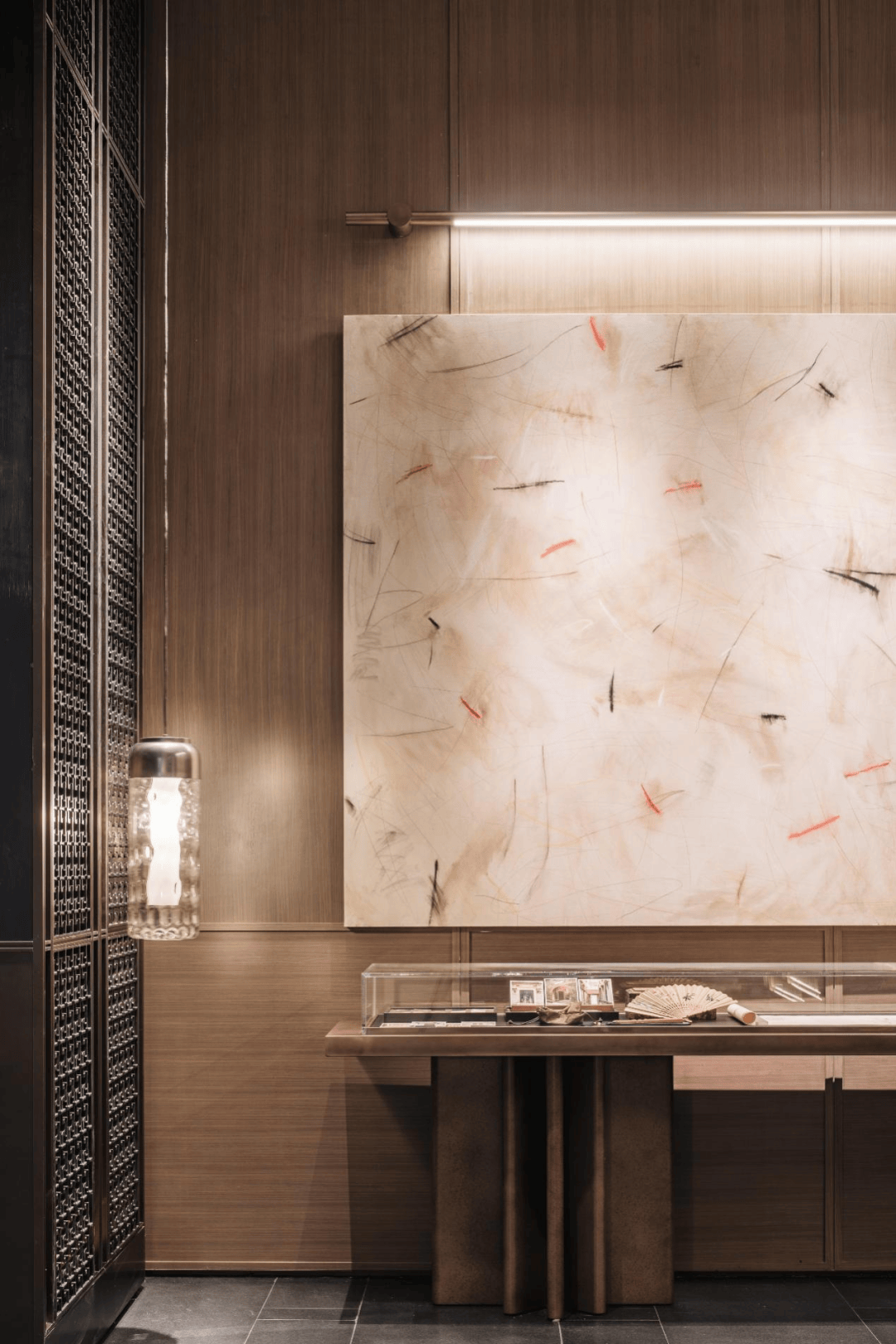 水景形态各异,有中心静水,三层跌水,点状涌泉,立面叠瀑,弧形流水五大