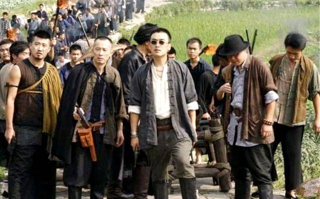 法国人要抓陆荣廷,陆荣廷一跺脚,说:"老子上山当土匪去,专杀法国鬼子!