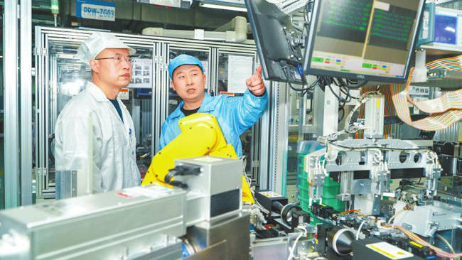 "新型工业化媒体调研行"首站活动在川举行 在厂房里