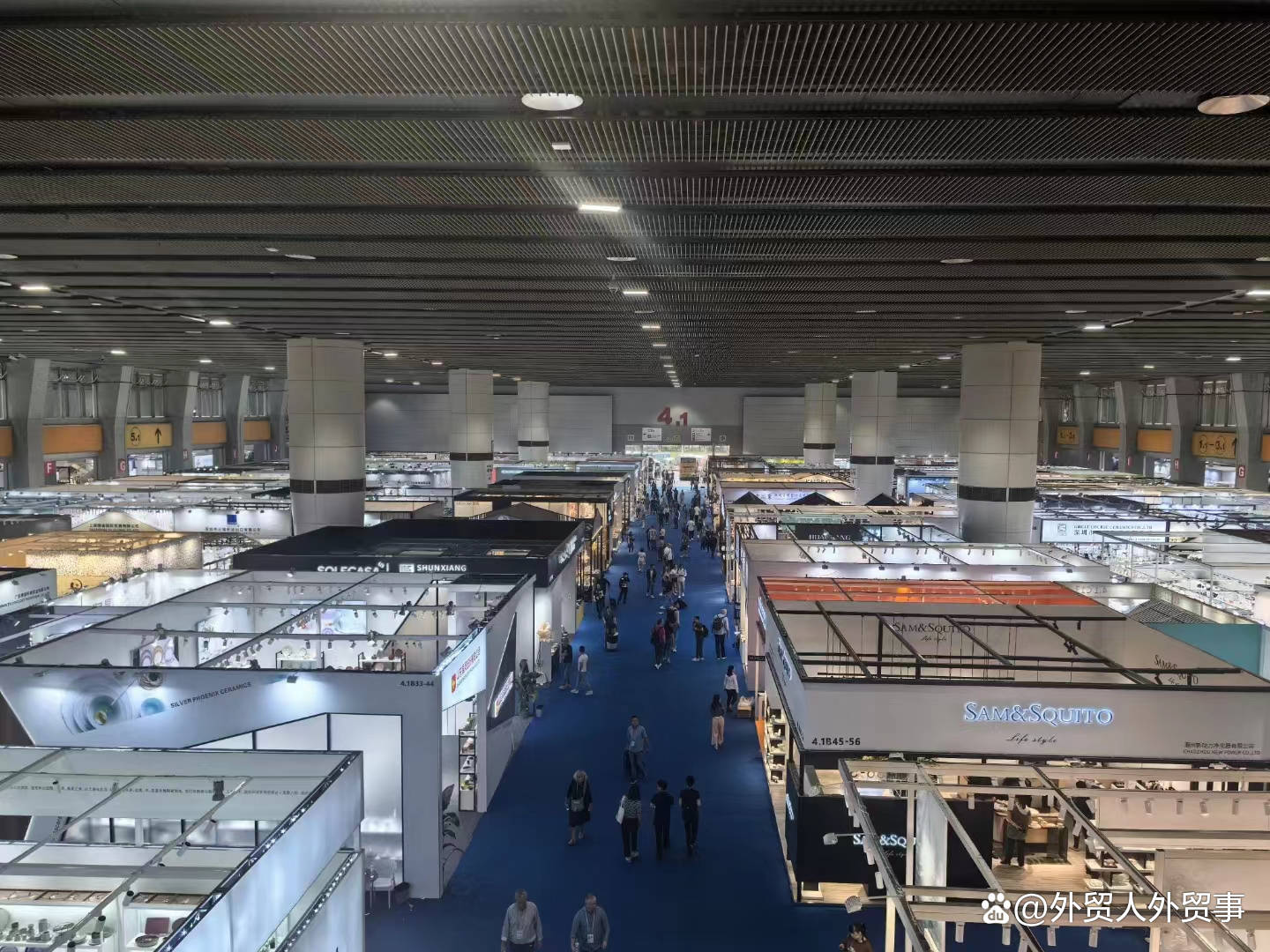 根据设计图纸,搭建展位,布置展品.