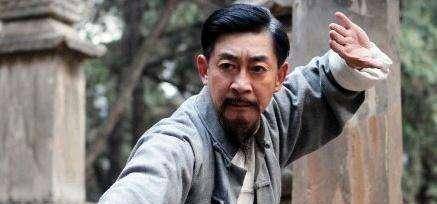 此人名叫李景华,他自幼不爱读书,却喜欢习武,尤其喜欢轻功,他练习了几