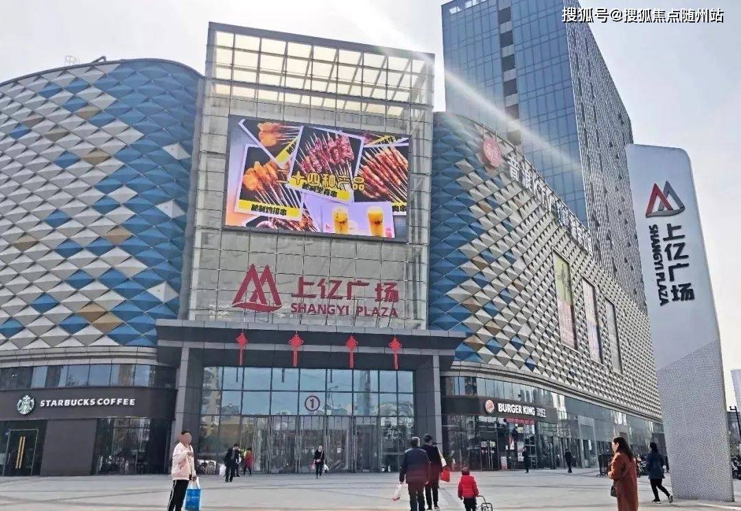 直线距离约2公里处,有两座在建的树兰国际医学中心和华润国际医疗中心