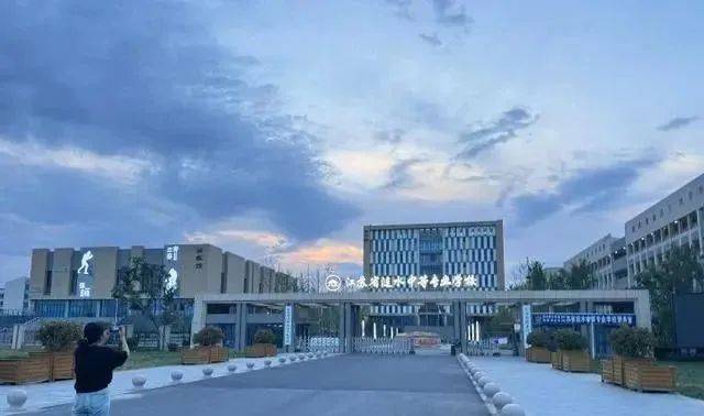 中考过后,姜萍果然没能考上高中,不得已她上了江苏省涟水中等专业学校