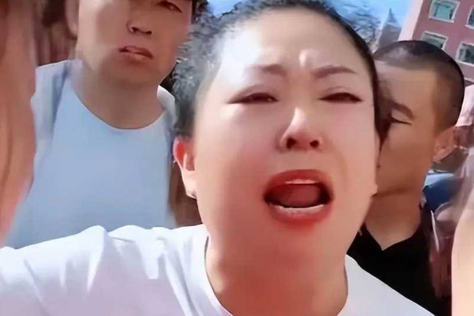巨婴家长考场外撒泼:我孩子能考150分,不让进,你担得起责任吗_教育_行为_社会