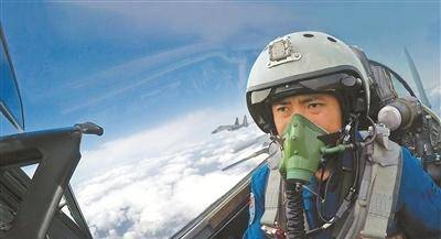 谐音报考空军,三度夺最高"金头盔"奖,空战战绩42-0_蒋佳_飞行员_军人