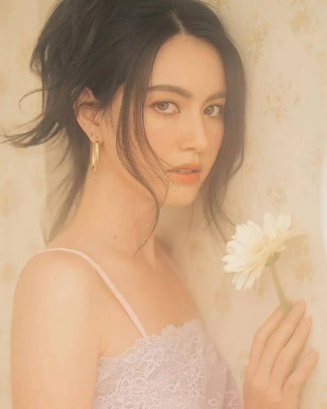 这谁顶得住!黛薇卡霍内:写真中的她,仿佛是人间仙子,美得令人窒息!