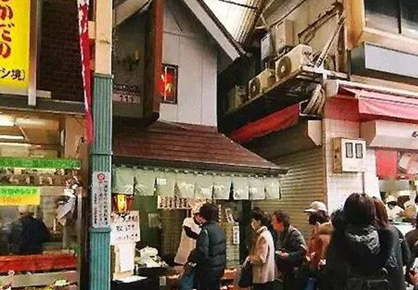 最抠 日本这家店被评为 但火了几十年 美食店 面积只有3平米(图2)