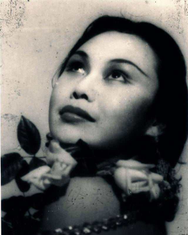 为了生活,白杨去了联华影业公司在北平的演员养成所,有点类似于现在