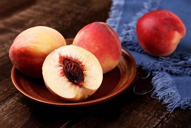 桃子被誉为果中皇后,糖尿病人常吃,是降血糖还是升血糖呢?