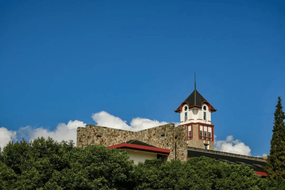 而成都东软学院就坐落在都江堰和青城山景区旁,给学生营造出安定和
