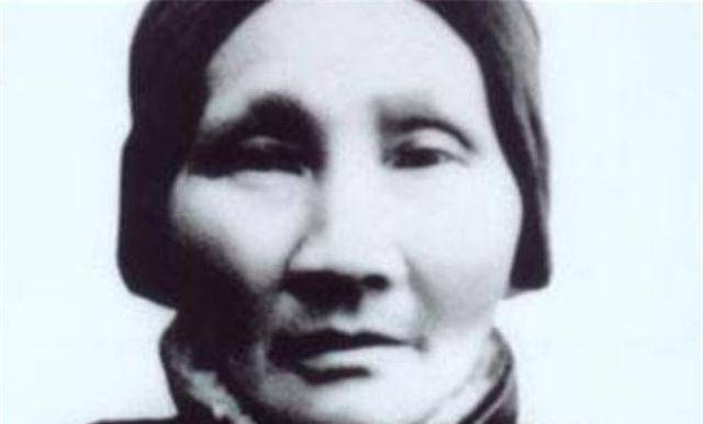 她两度丧夫三度丧子,婆婆骂她克夫克子,后来生下一子举世闻名