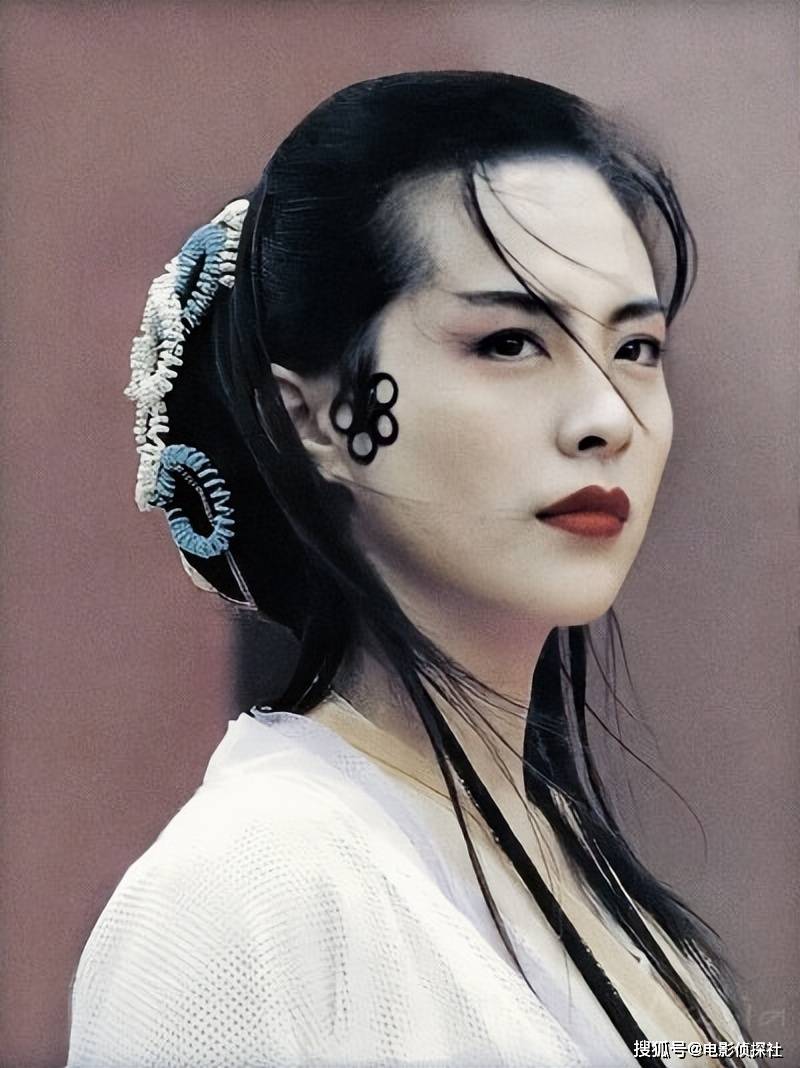 57岁王祖贤近况曝光,罕见晒出自拍照,化淡妆撩头发少女感十足